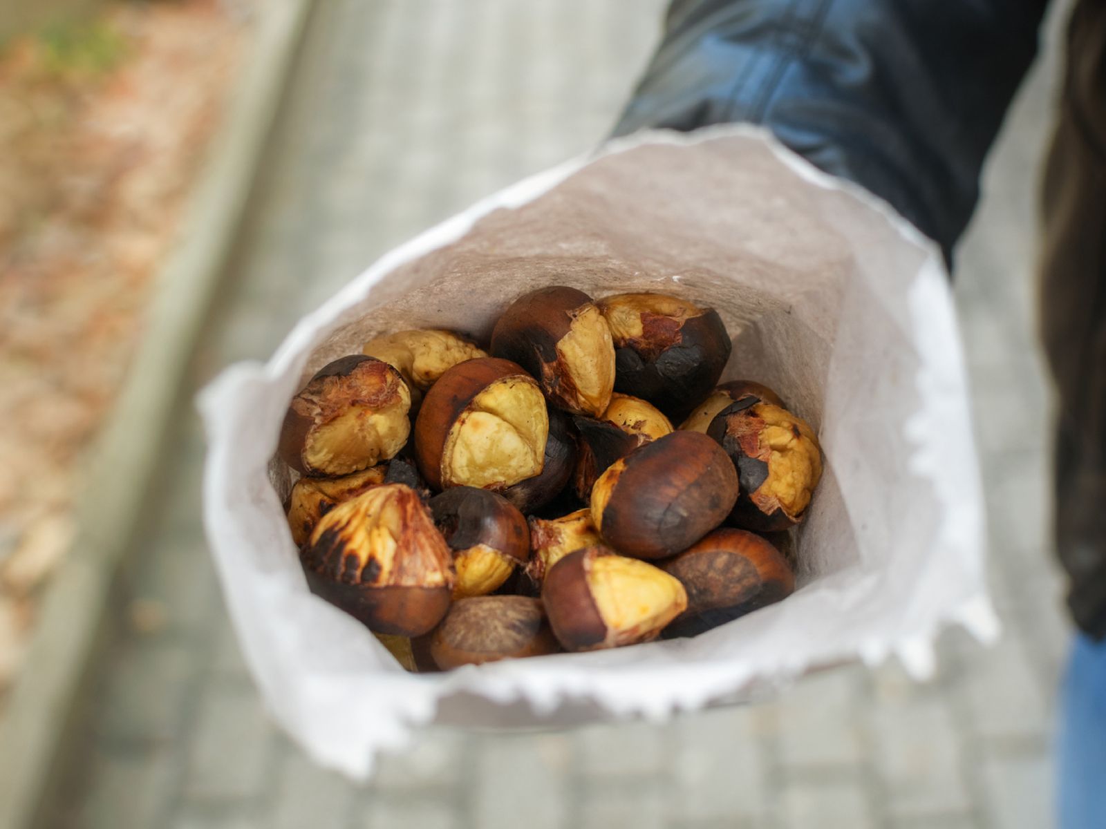 Cucurucho de castañas asadas, un clásico del otoño que aún se disfruta en las calles de muchas ciudades. Cucurucho de castañas asadas, un clásico del otoño que aún se disfruta en las calles de muchas ciudades.