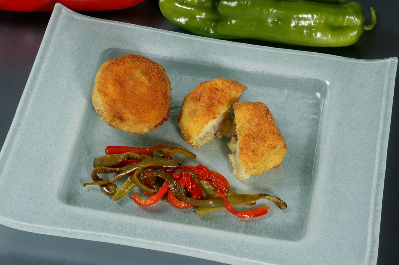 Bolas de patata rellenas de carne y queso Bolas de patata rellenas de carne y queso