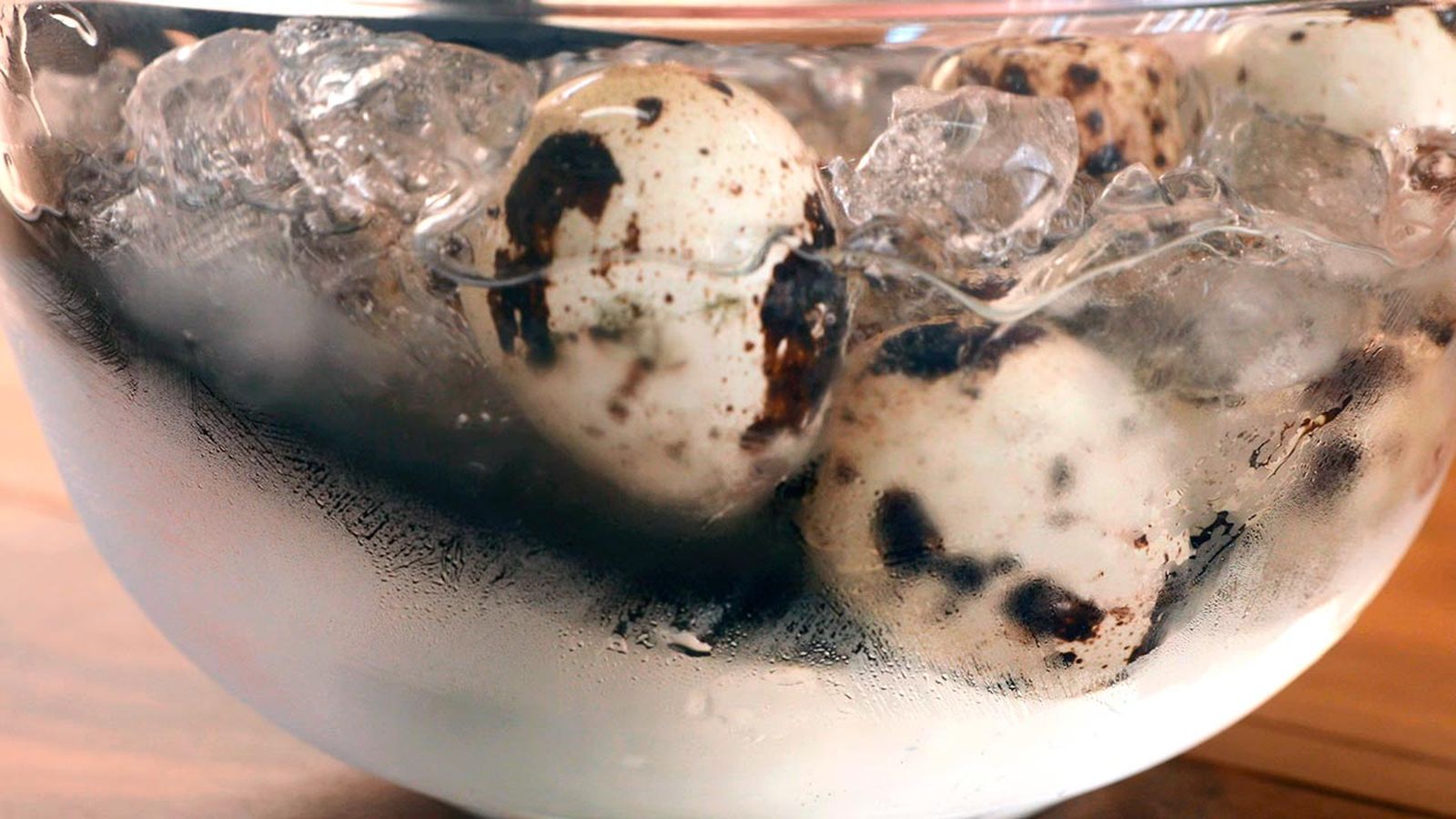 Huevos de codorniz rebozados con almendra paso 2 Huevos de codorniz rebozados con almendra paso 2