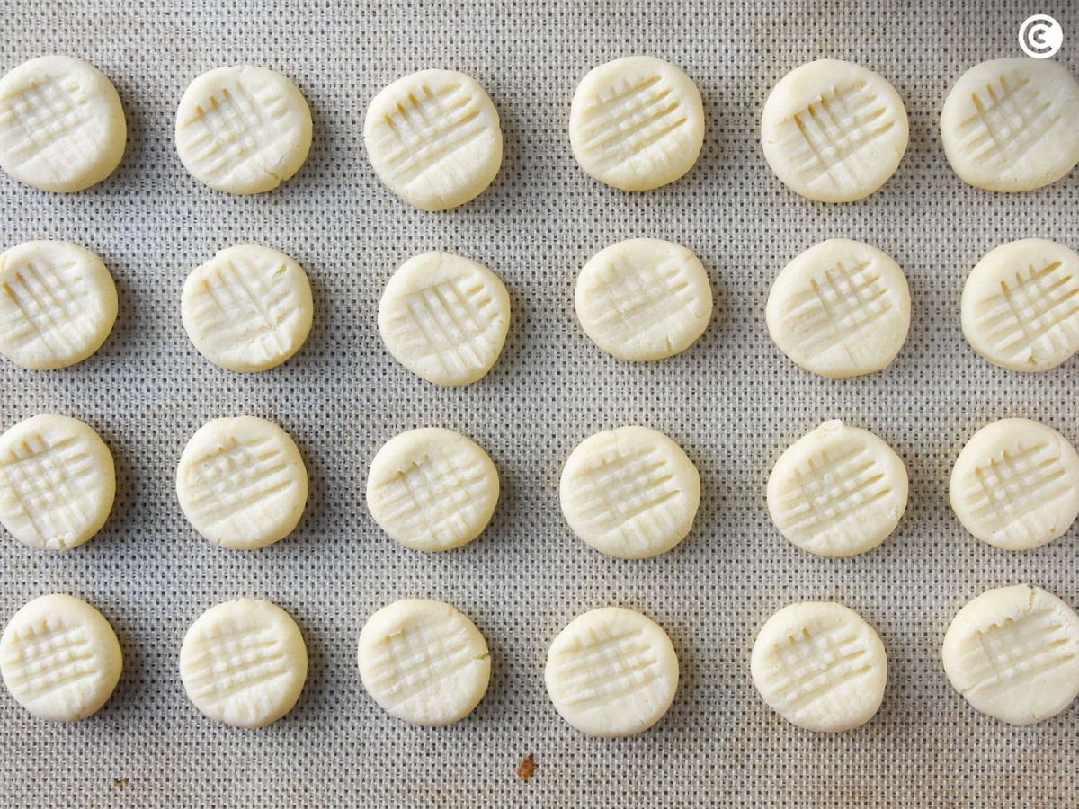 Dar forma a las galletas de maicena para hornearlas