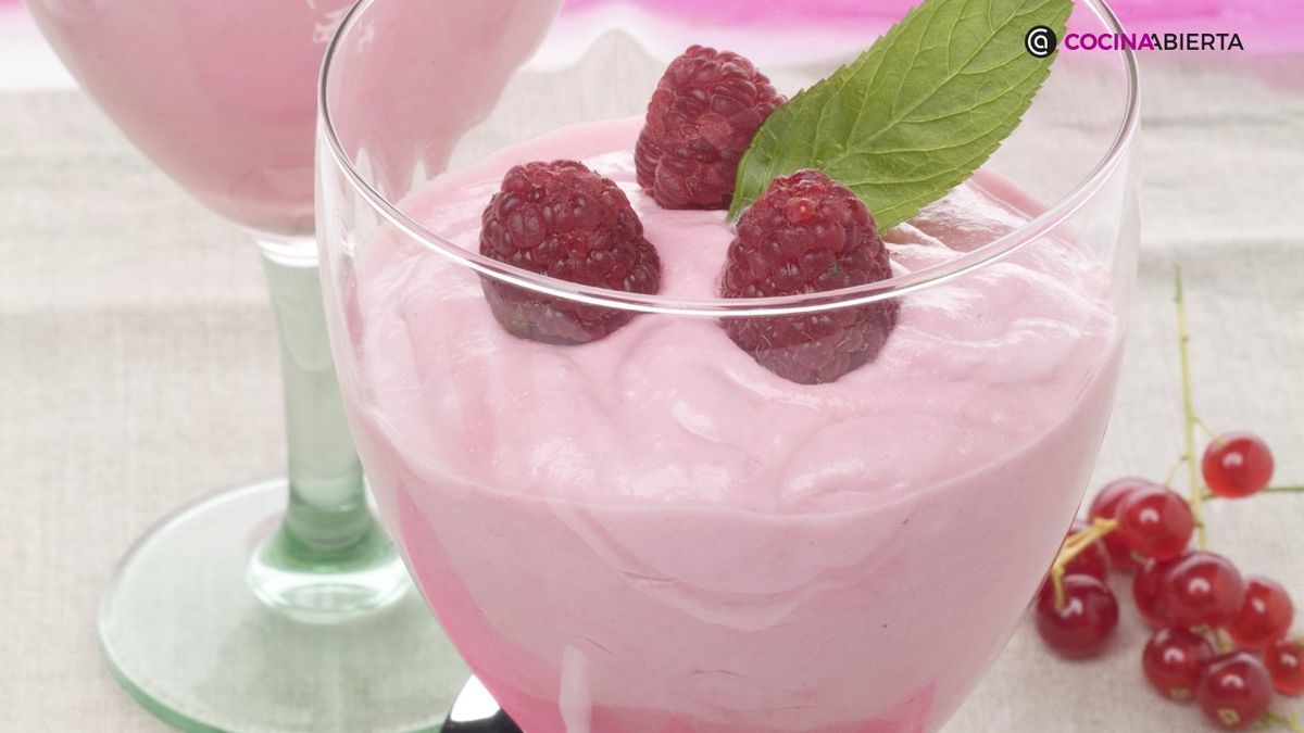 La mousse de frutos rojos es una postre cremoso y ligero que se sirve muy frío
