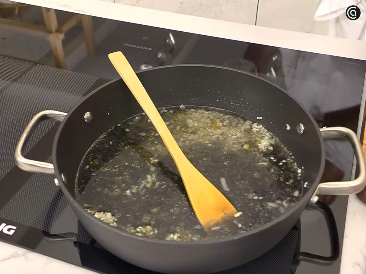 Añade al arroz, el agua y la tinta de calamar