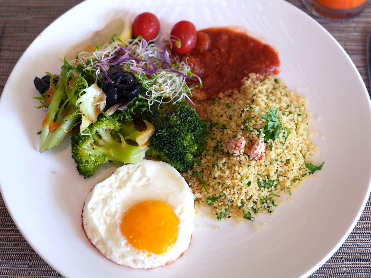 Plato combinado con huevo. verduras y mijo