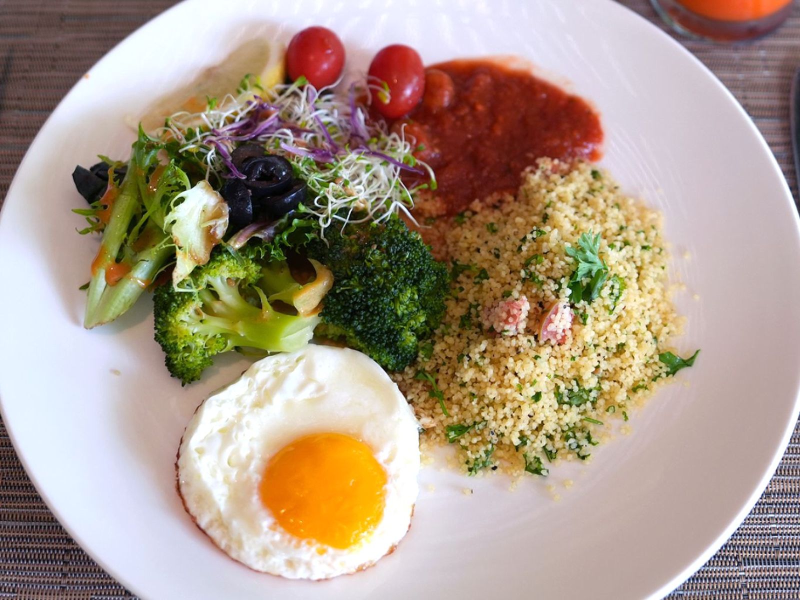 Plato combinado con huevo. verduras y mijo
