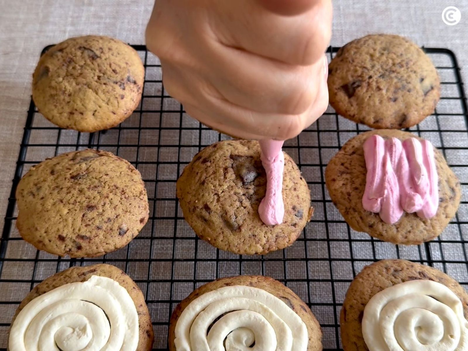 Decorar las Crumbl Cookies con diferentes sabores Decorar las Crumbl Cookies con diferentes sabores