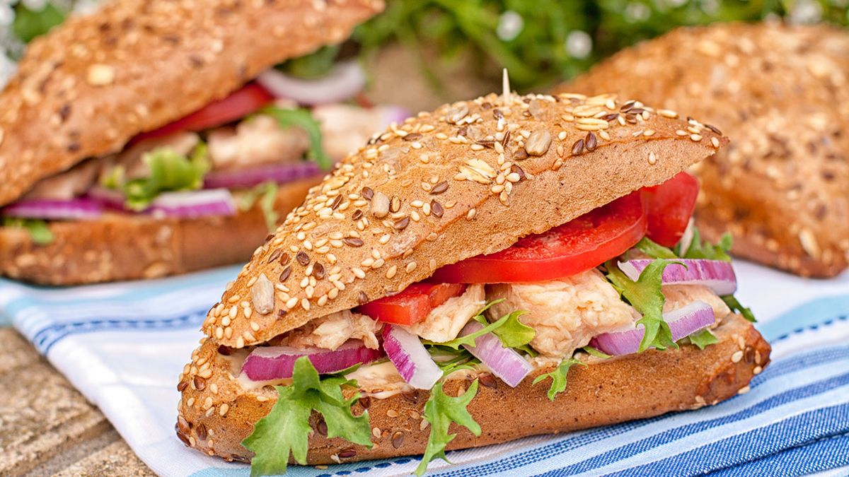 Receta de bocadillo de atún, tomate y cebolla