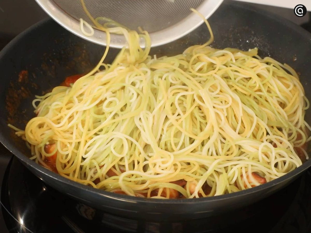 Mezcla bien todos los ingredientes en la sartén