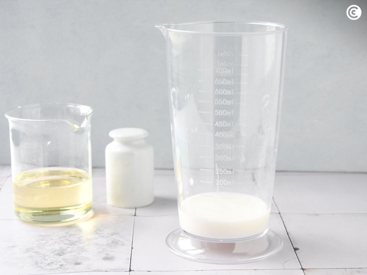 Prepara la leche para la lactonesa en un vaso alto y estrecho