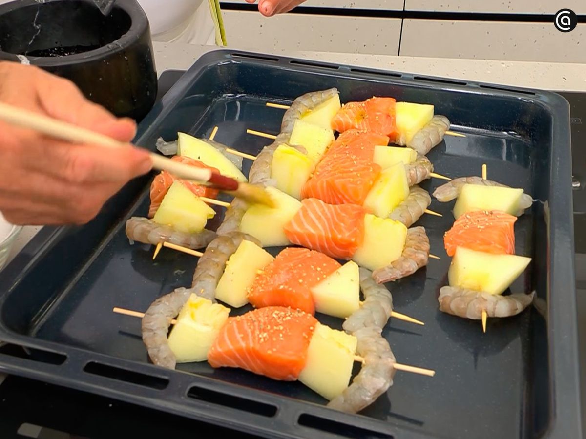 Unta con el majado las brochetas y cocínalas en el horno