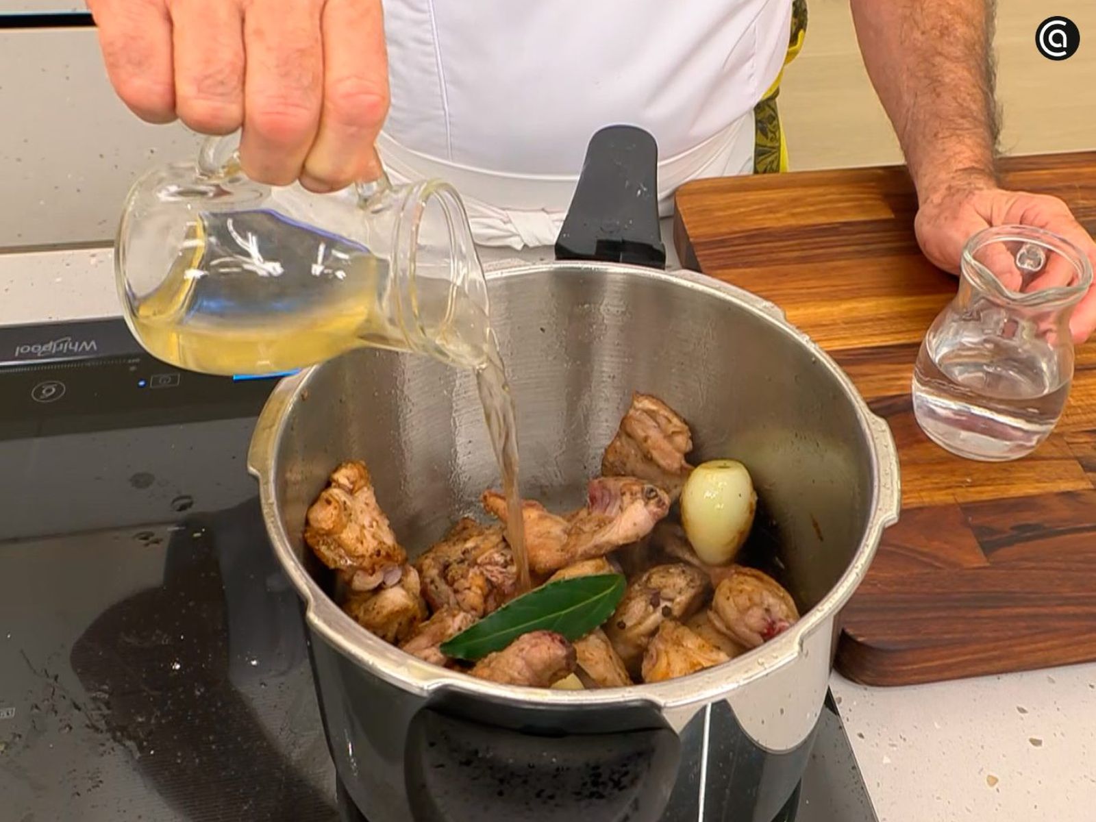 Cocina el conejo en la olla exprés durante unos minutos