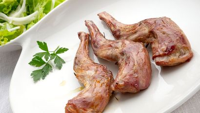 Paletillas de conejo asadas con ensalada, receta de Karlos Arguiñano