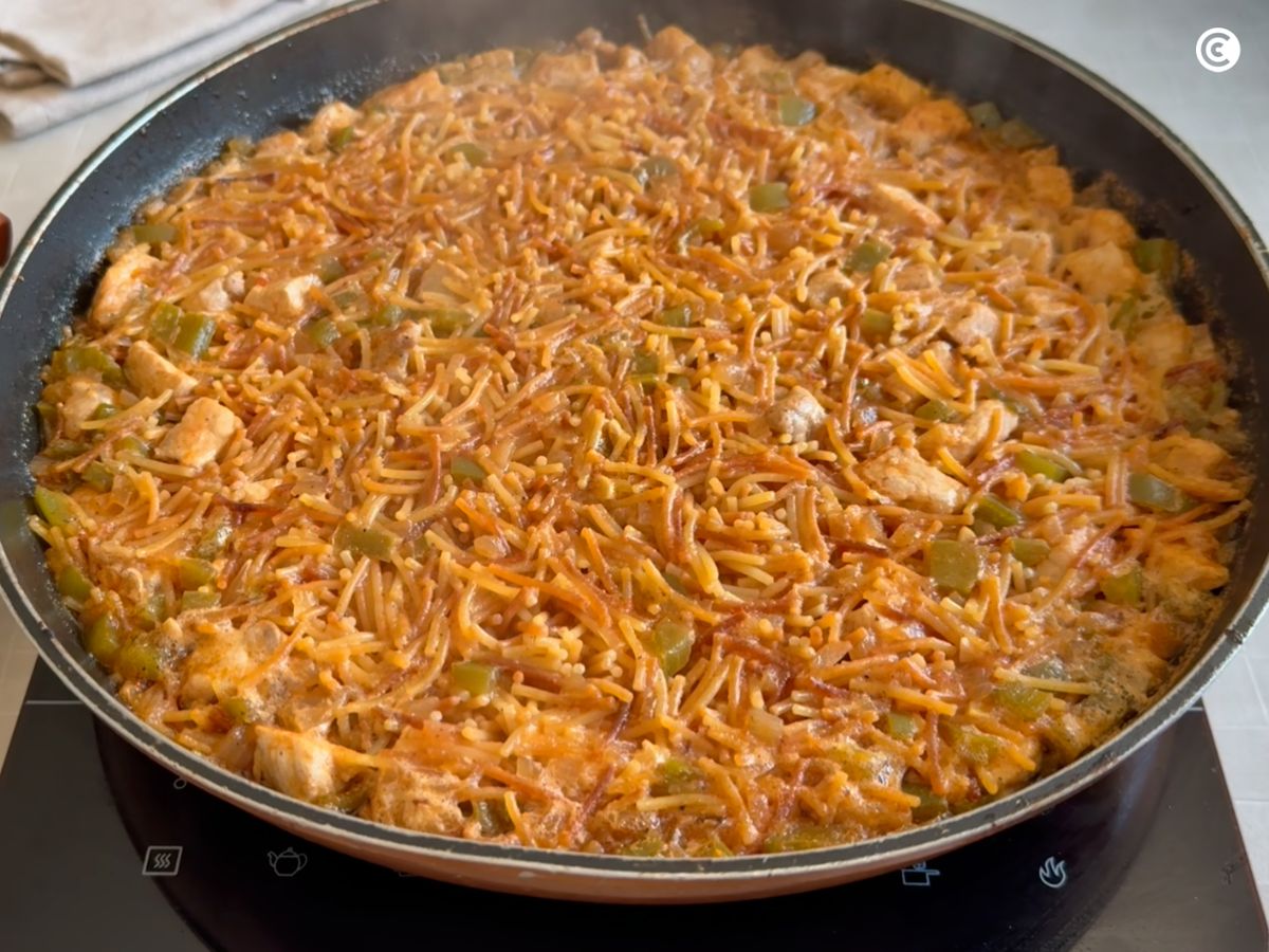 Vierte el caldo y deja cocinar hasta que los fideos se curven