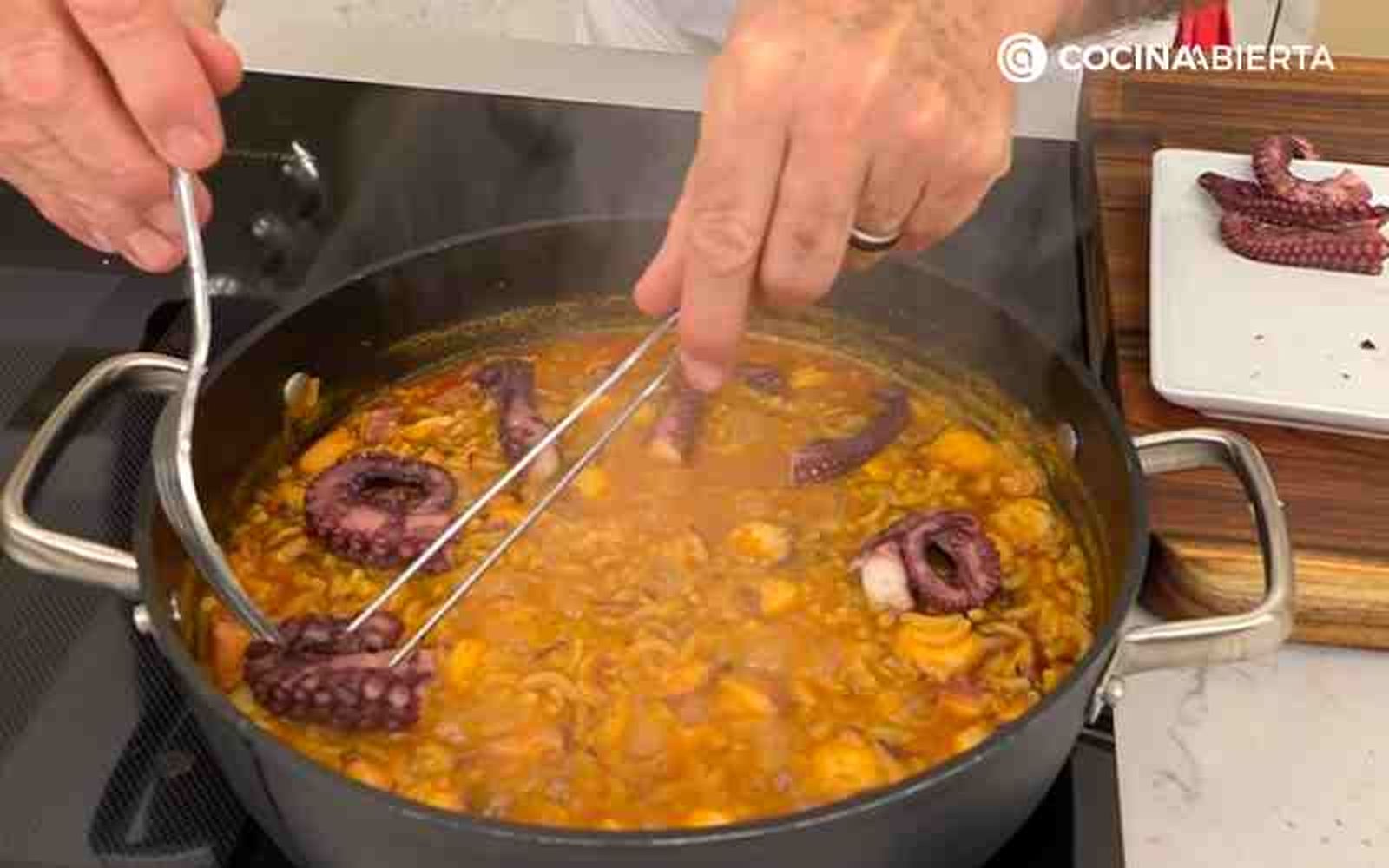 Coloca las puntas de los tentáculos y hornea Coloca las puntas de los tentáculos y hornea