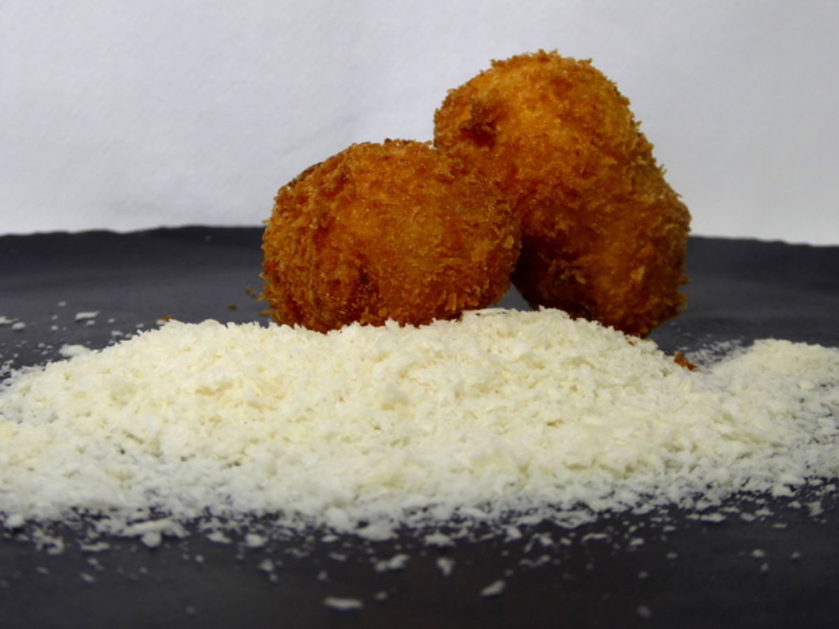 El panko japonés, más aireado que el pan rallado, consigue croquetas y empanados más ligeros.