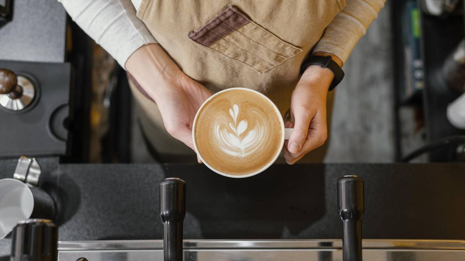 El flat white se presenta en una taza pequeña con una capa uniforme de crema.