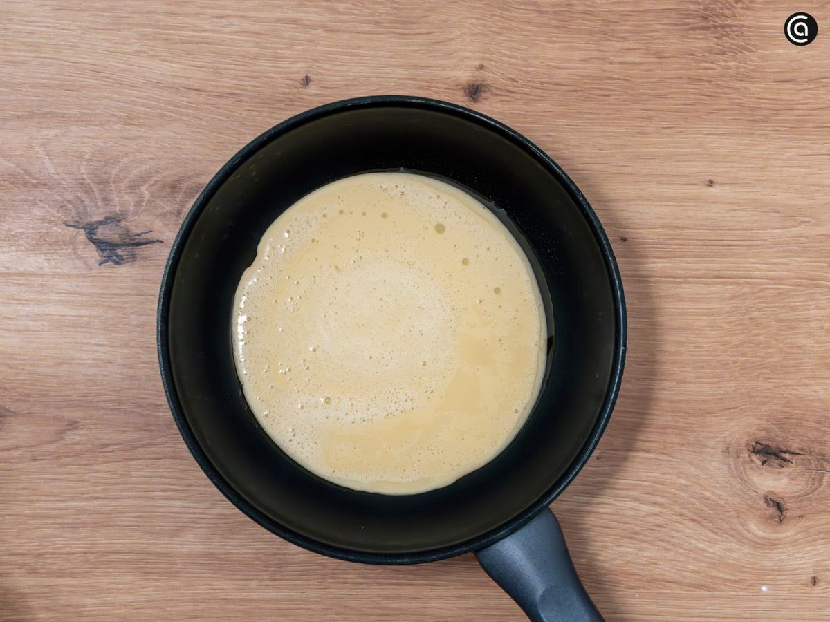 Vierte la mitad de la masa en una sartén antiadherente, cocina y dale la vuelta