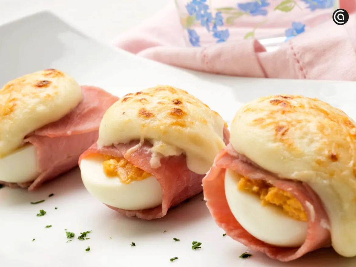 La bechamel espesa es perfecta para gratinados como estos huevos rellenos con jamón.