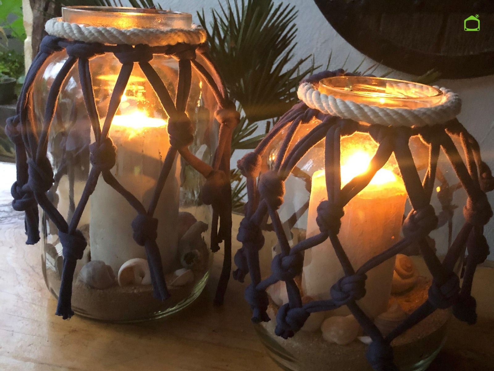 Las velas encendidas aportan un toque de calidez al centro Las velas encendidas aportan un toque de calidez al centro