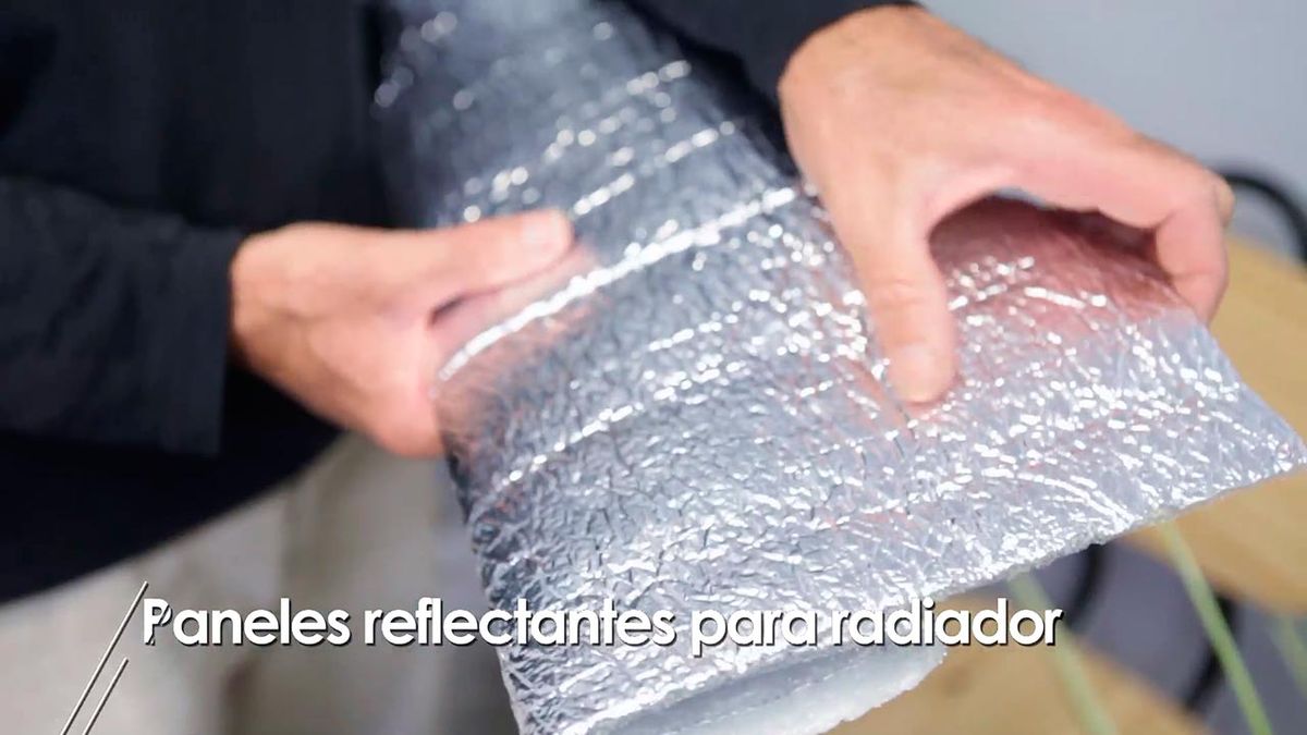 Cómo colocar una lámina refractante entre el radiador y la pared paso 4