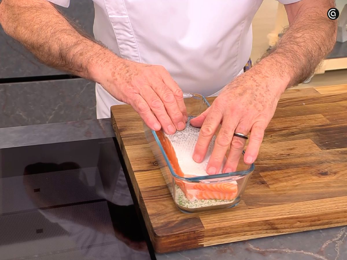 Introduce los lomos de salmón con la mezcla de especies en una fuente