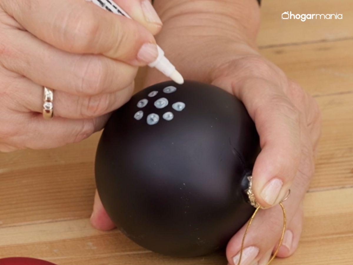 Los pequeños puntos alrededor del centro crean un patrón fácil de seguir y perfecto para manos pequeñas.