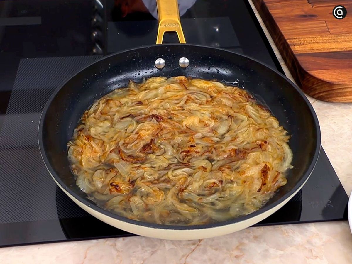 Cebolla caramelizada para acompañar los dátiles con bacon