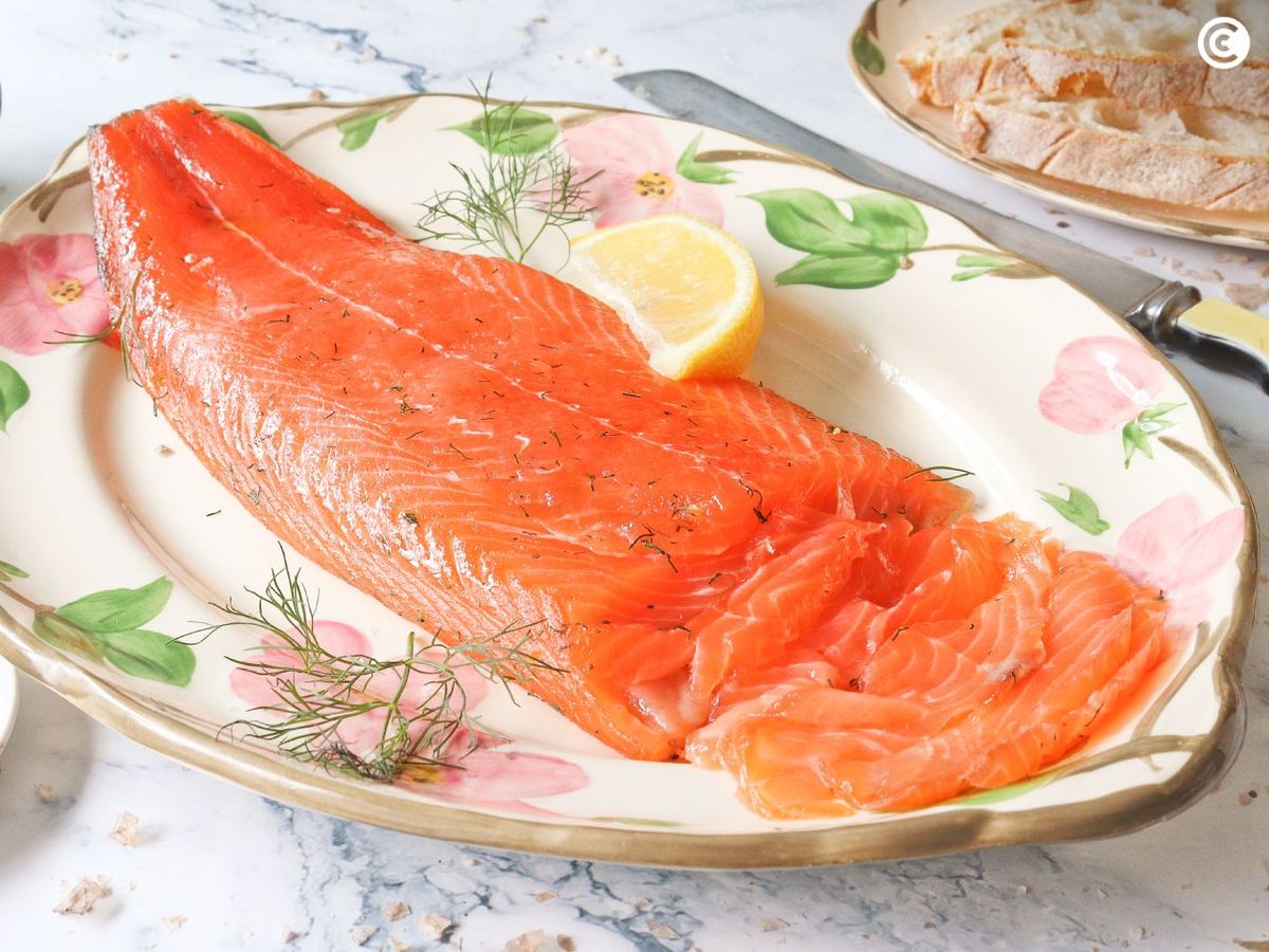 Salmón ahumado con sal y azúcar