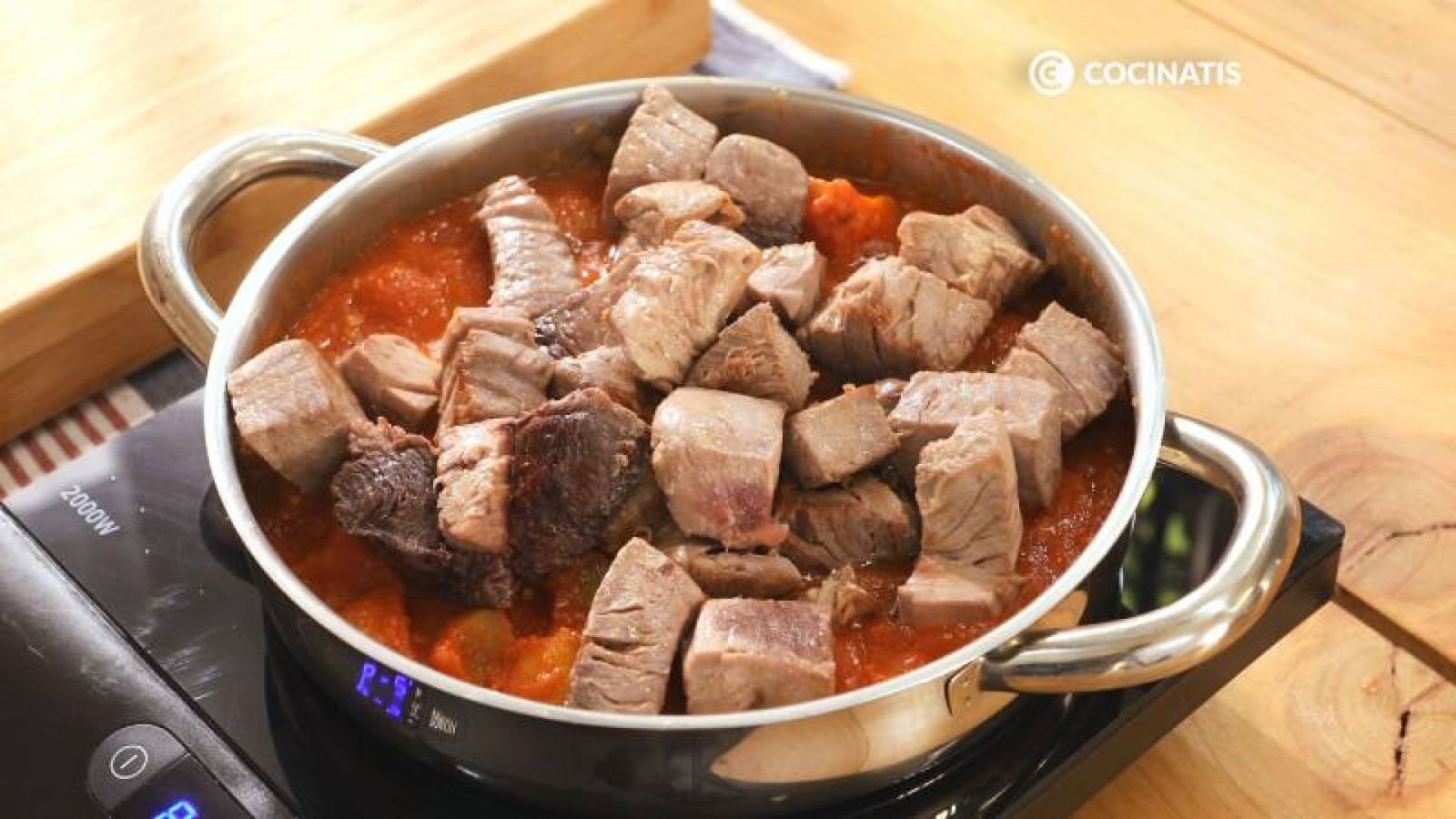 Añade el bonito a la cazuela y cocina un par de minutos Añade el bonito a la cazuela y cocina un par de minutos