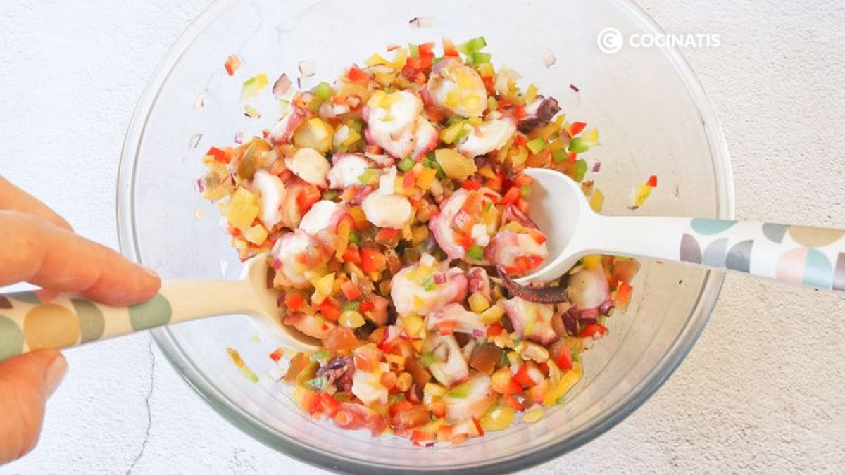 Mezcla de ingredientes para ensalada de pulpo