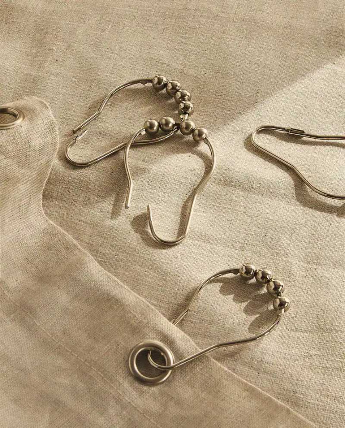 Anillas de metal para las cortinas de baño.