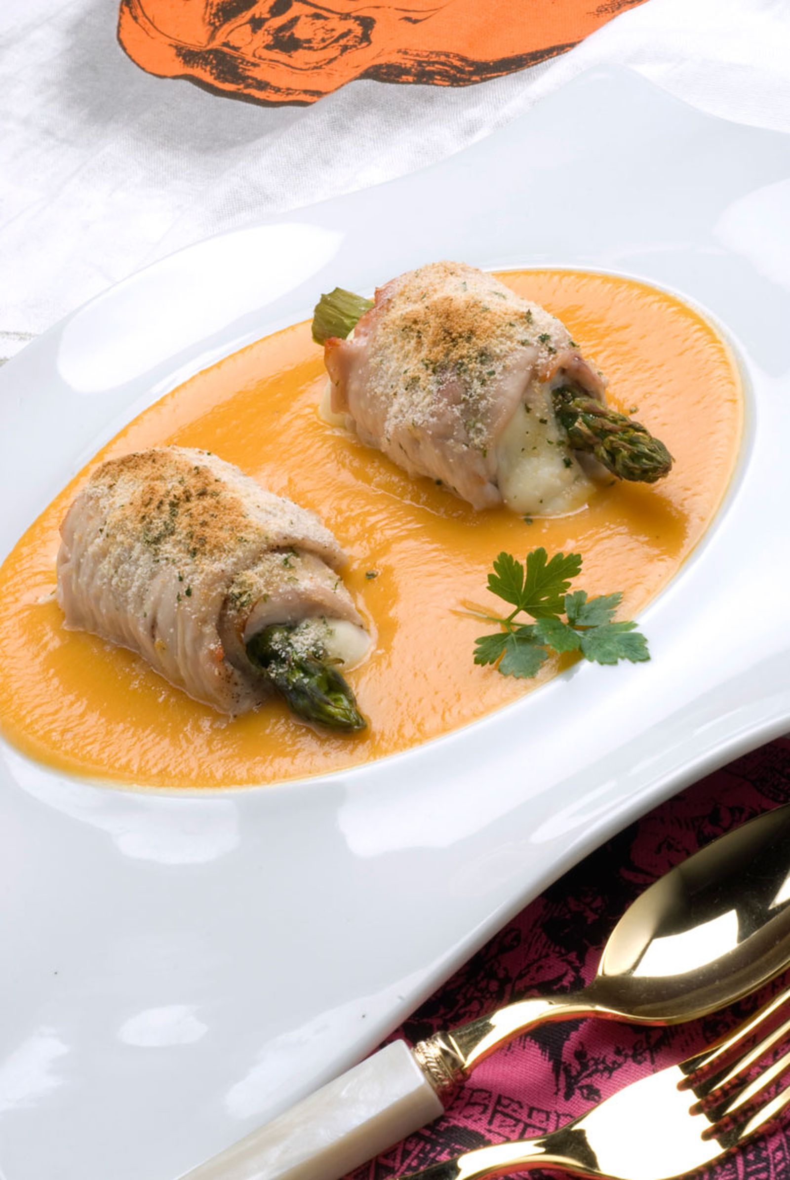 Rollitos de pavo con queso fresco y espárragos Rollitos de pavo con queso fresco y espárragos