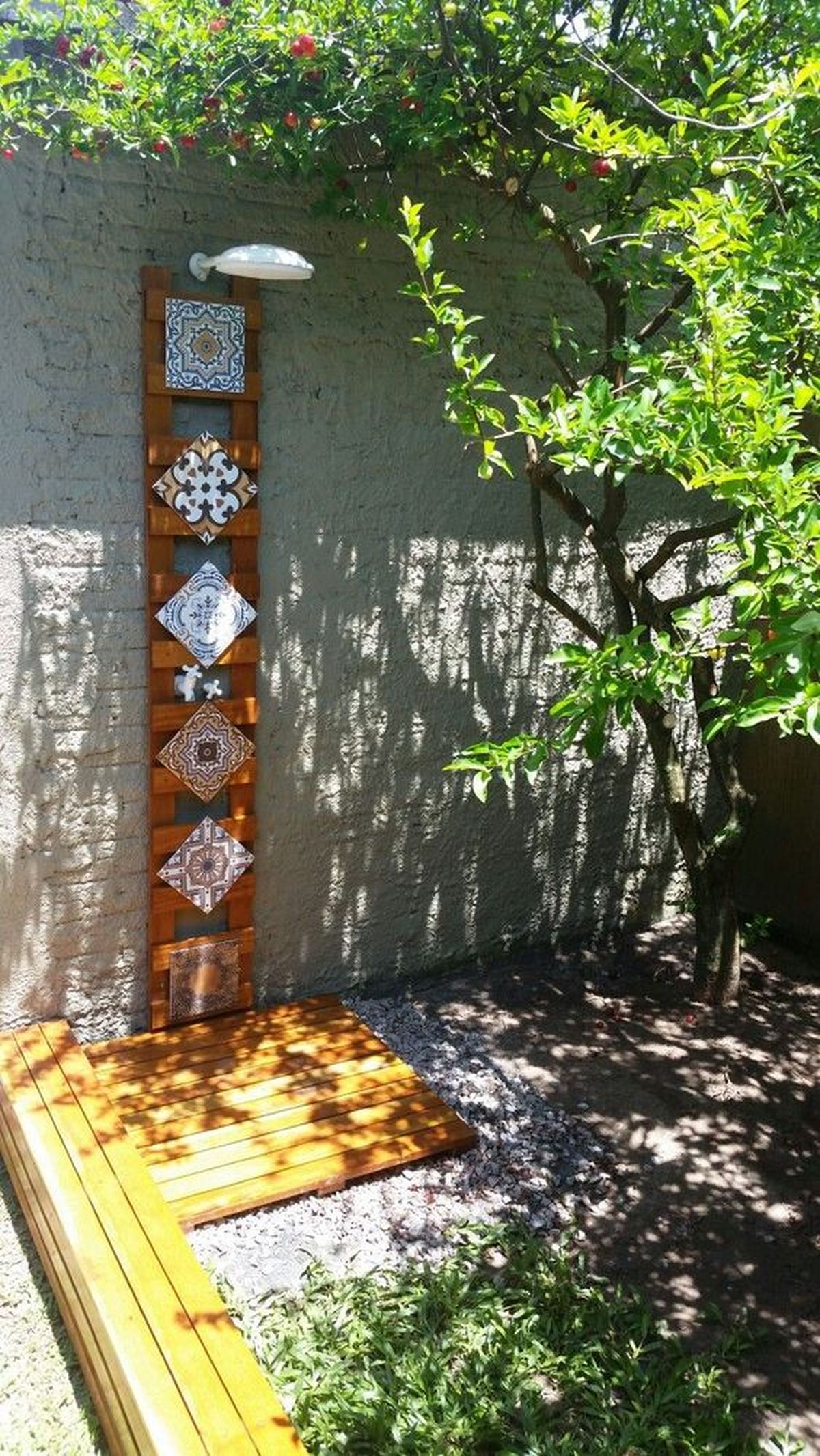 ducha exterior revestimiento madera y baldosas mosaicos adorno pinterest ali saleem