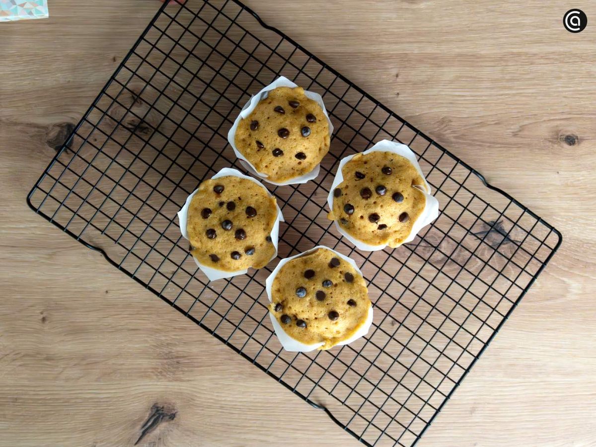 Coloca las magdalenas sobre una rejilla