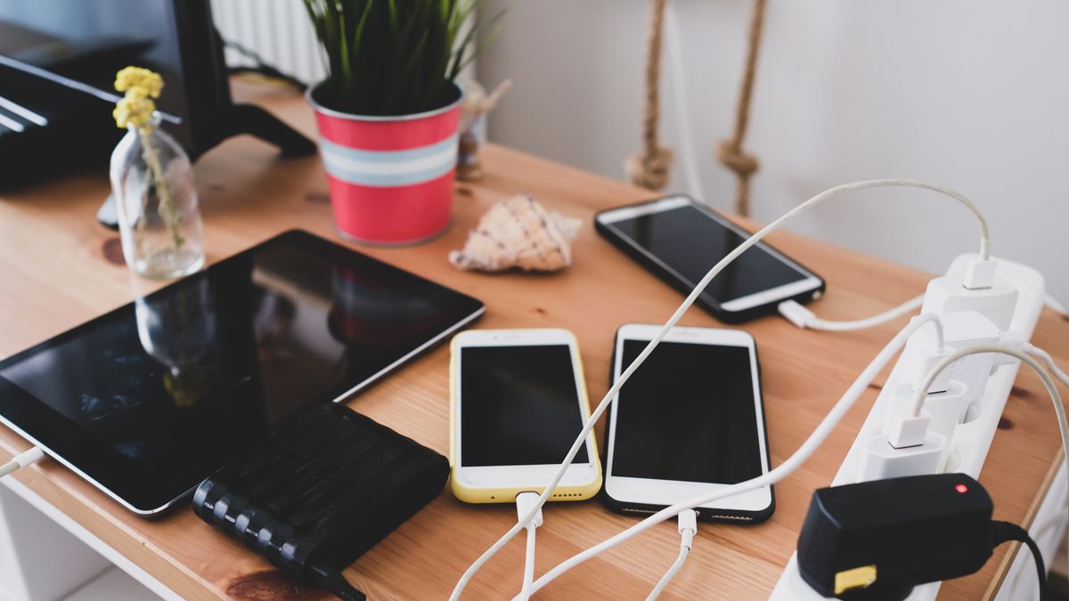 Desenchufar el cargador evita el sobrecalentamiento de los componentes internos