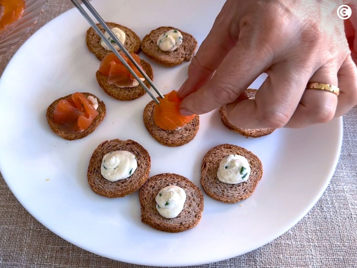 Canapés de salmón ahumado para Navidad