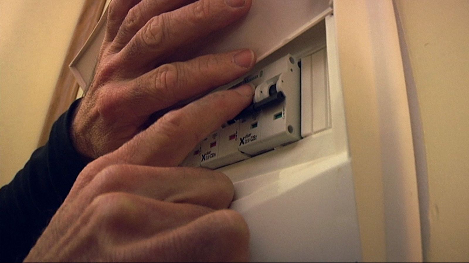 Sustituir foco encastrado paso 1 Sustituir foco encastrado paso 1