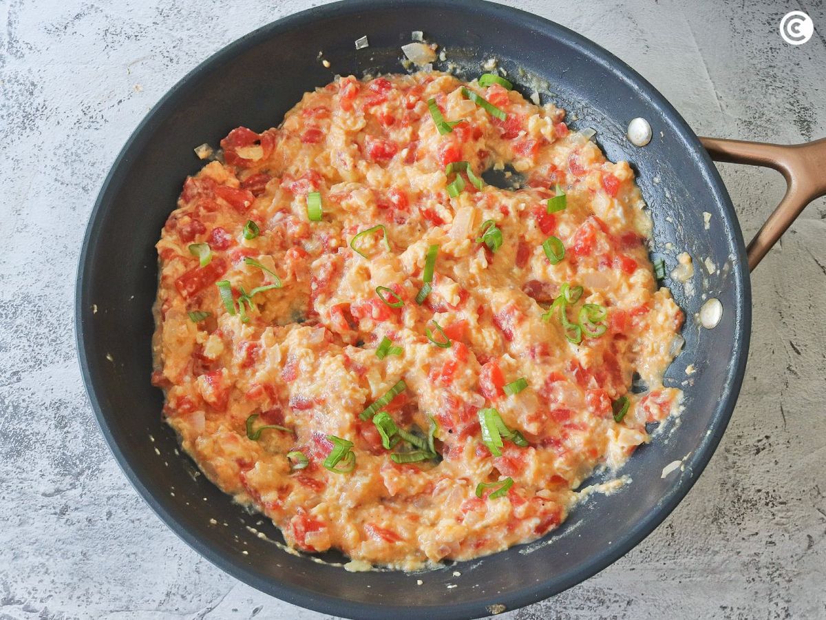 Añadir tallos verdes de la cebolla a los huevos pericos