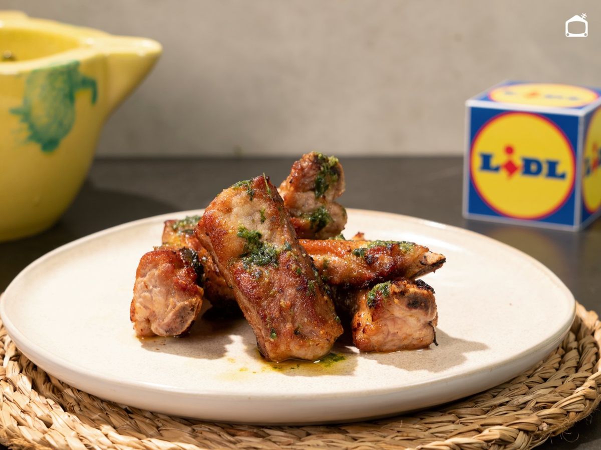 Vierte las hierbas aromáticas trituradas sobre las costillas de cerdo fritas