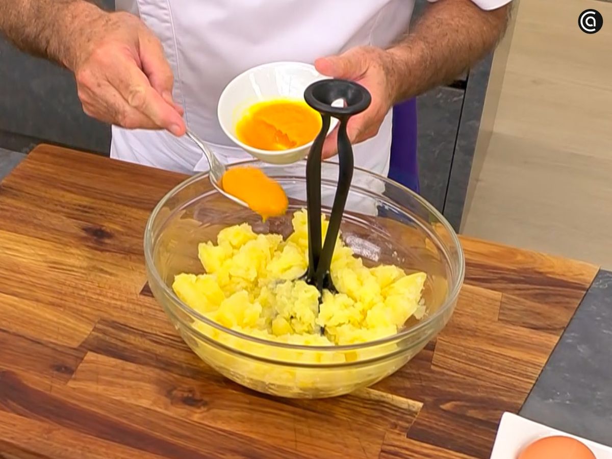 Cocina las patatas y májalas con el ají amarillo y la lima