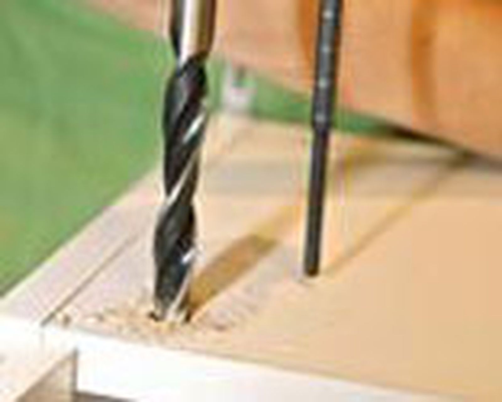 Brico 0487 2 colocacion pata roscada niveladora paso 2 Brico 0487 2 colocacion pata roscada niveladora paso 2