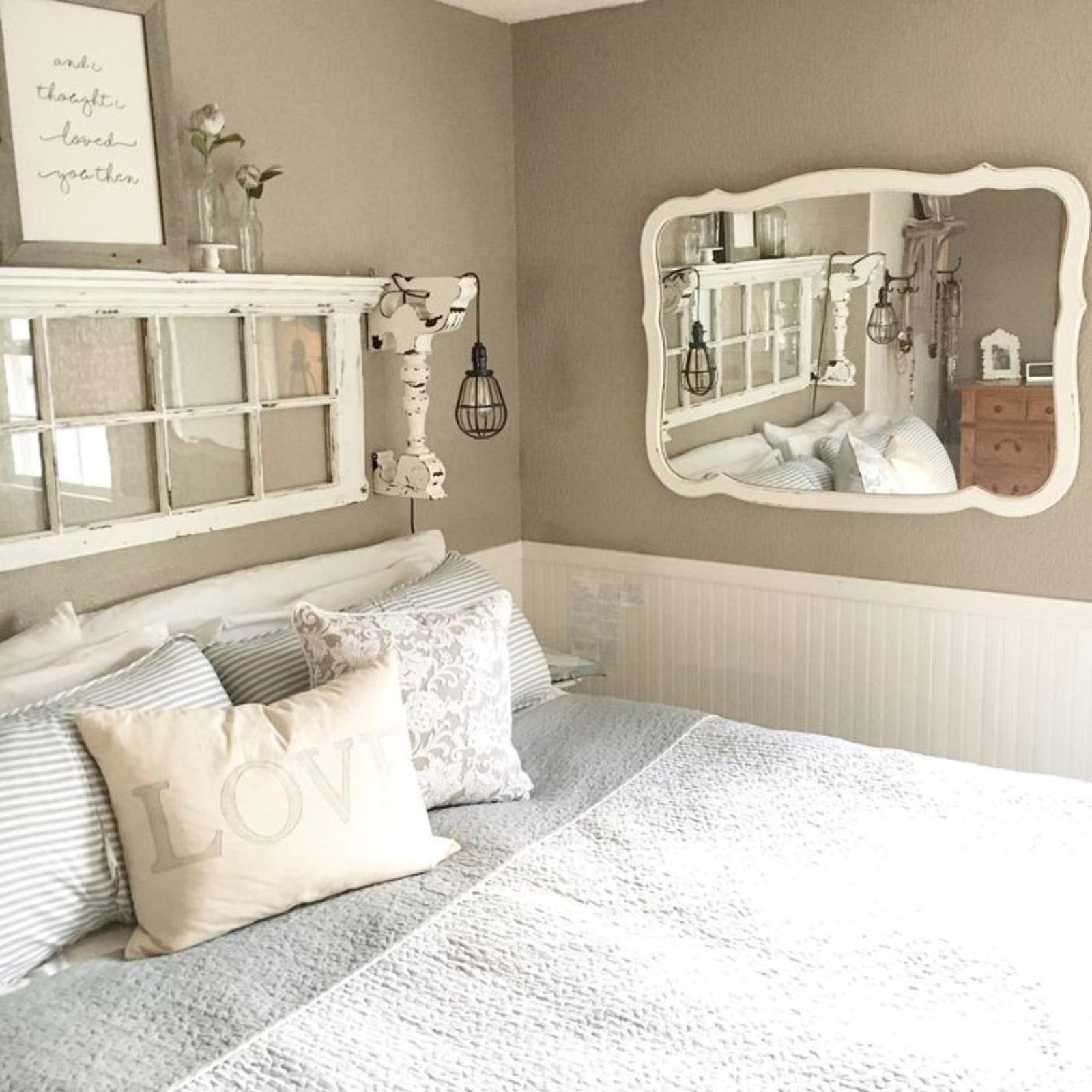 Dormitorio con cabecero hecho con una ventana.
