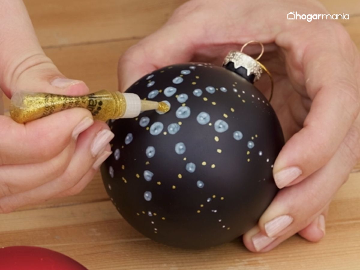 Un poco de purpurina es suficiente para dar relieve y un toque festivo a la decoración.