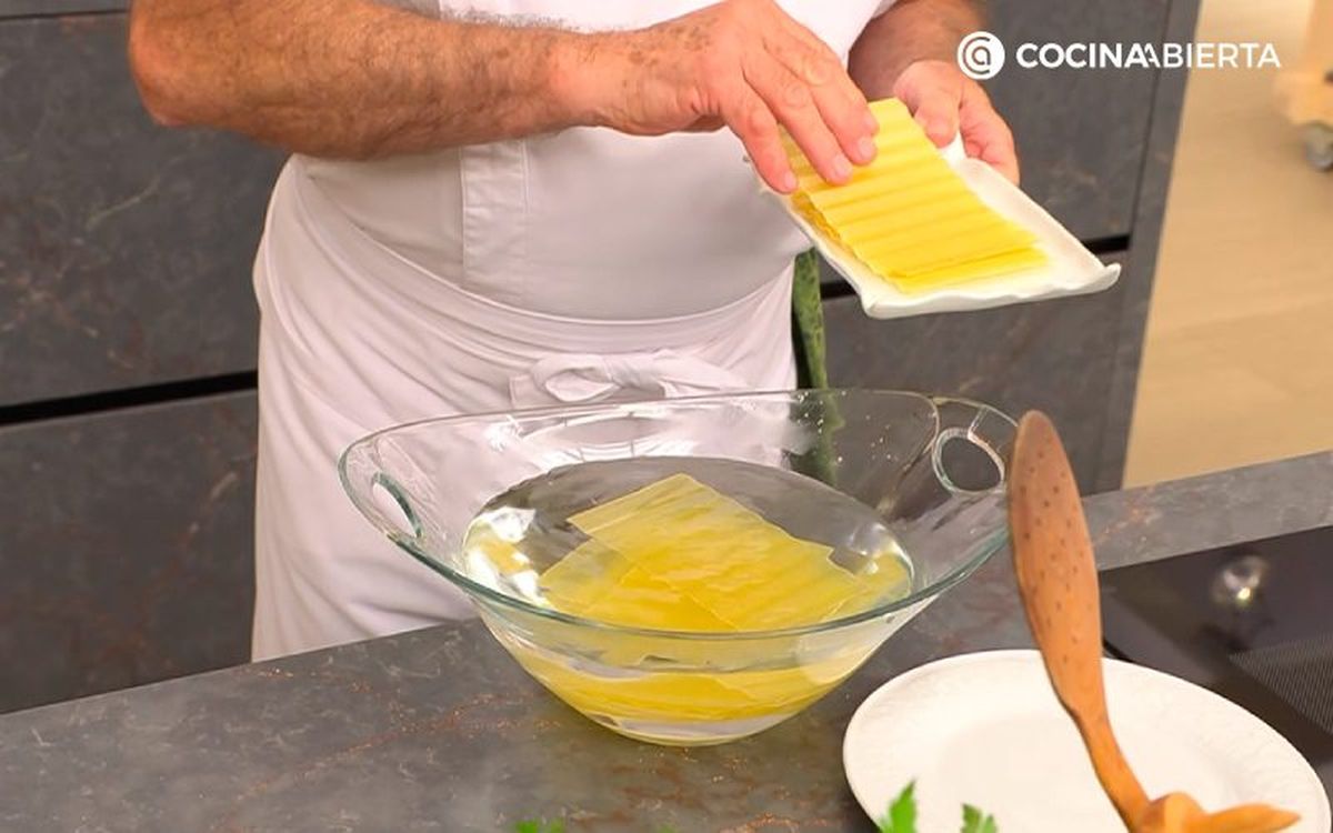 Hidrata las placas o láminas para la lasaña