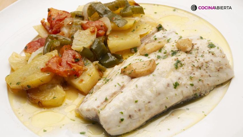 Lubina al horno con patatas, la receta tradicional de Karlos Arguiñano