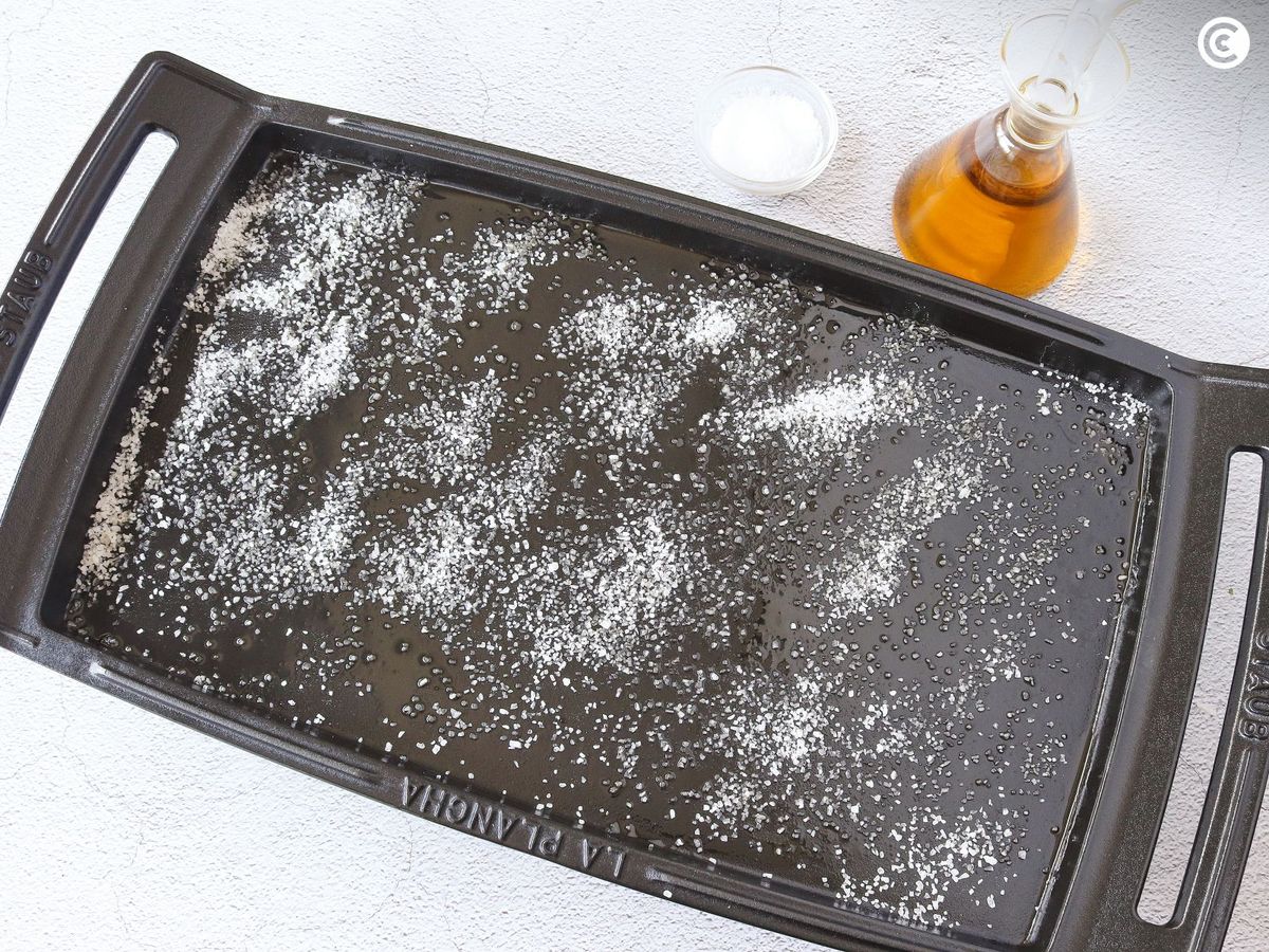 Plancha con sal y aceite para hacer gambas