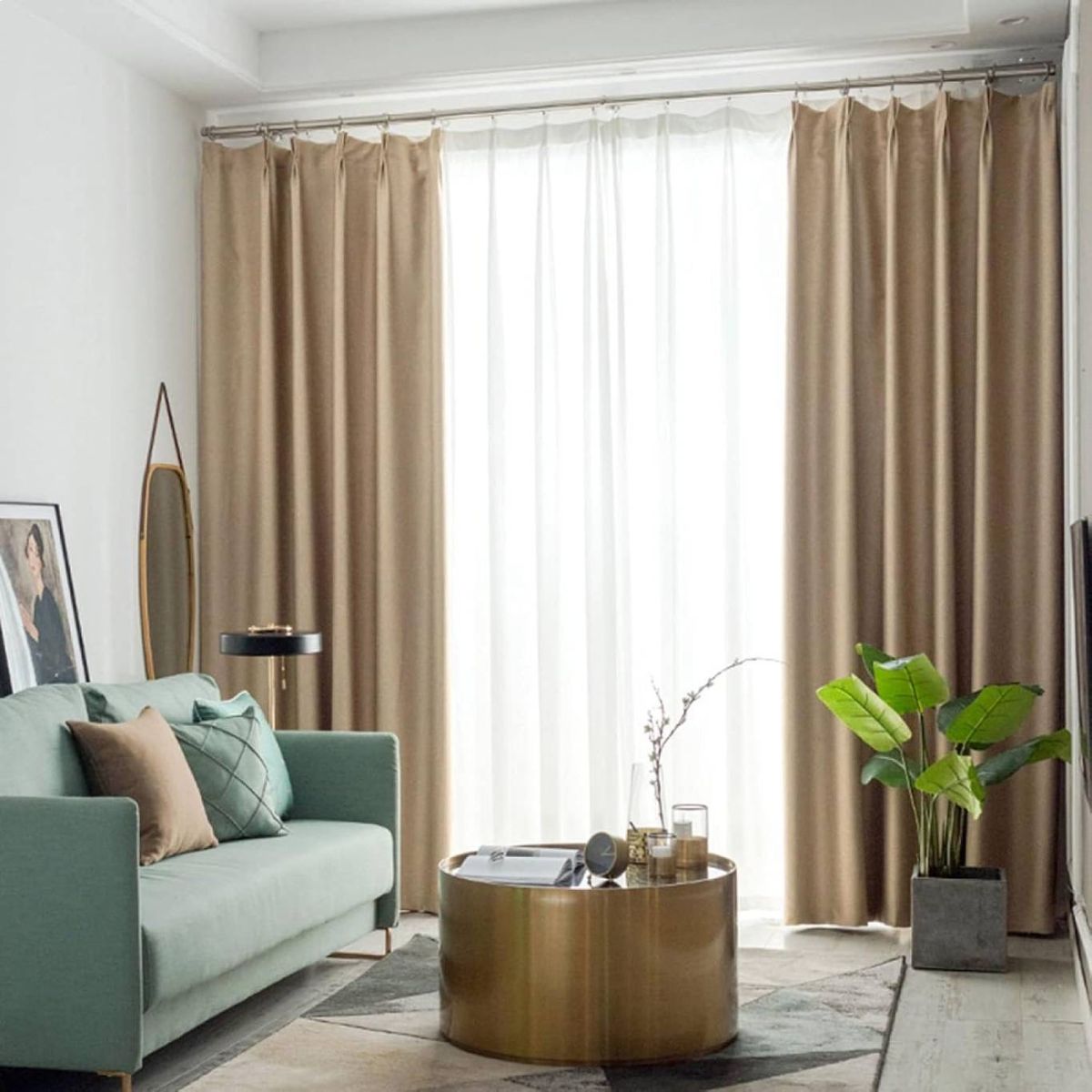 Cortinas en colores cálidos como el mostaza combinadas con visillos neutros.