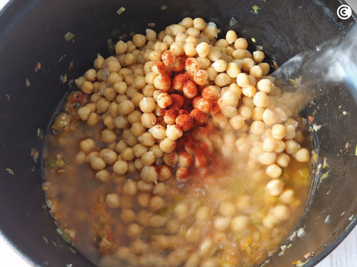 Cocer los garbanzos para el potaje de vigilia