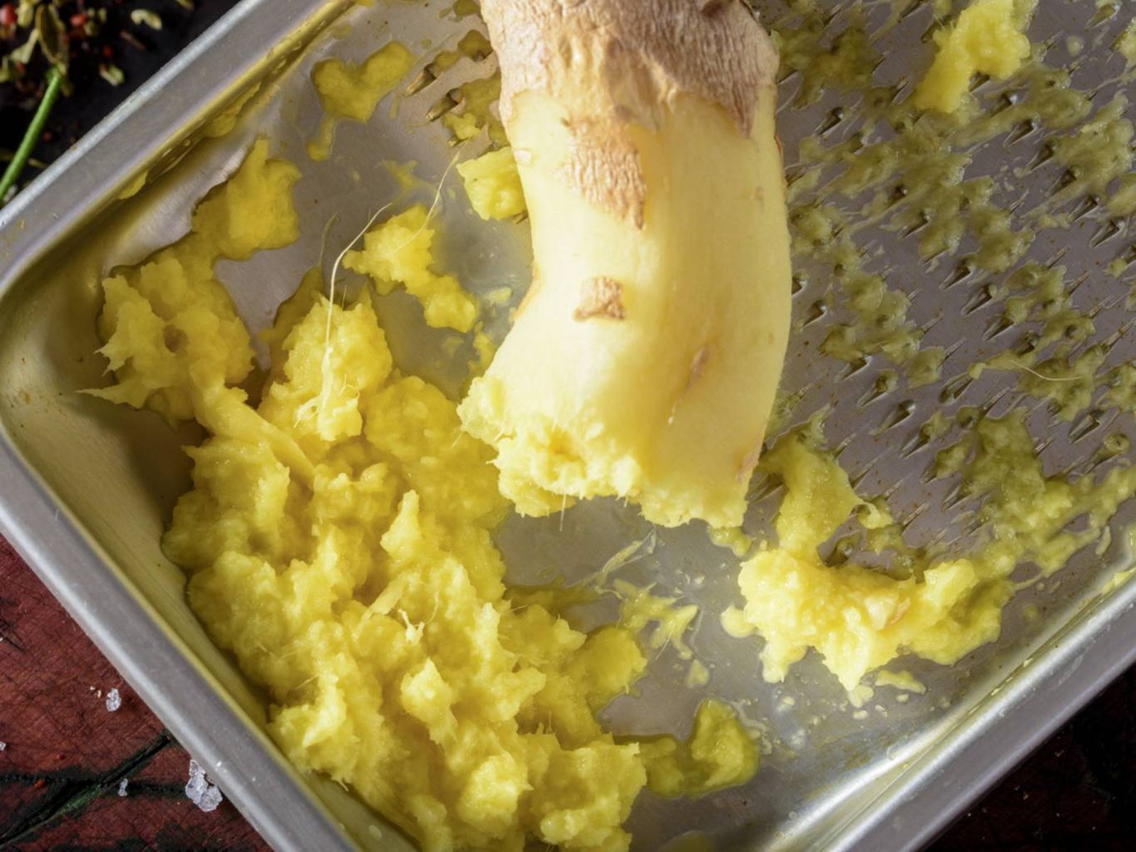 Jengibre rallado fresco, una forma práctica de conservarlo con aceite o congelado en pequeñas porciones. Jengibre rallado fresco, una forma práctica de conservarlo con aceite o congelado en pequeñas porciones.