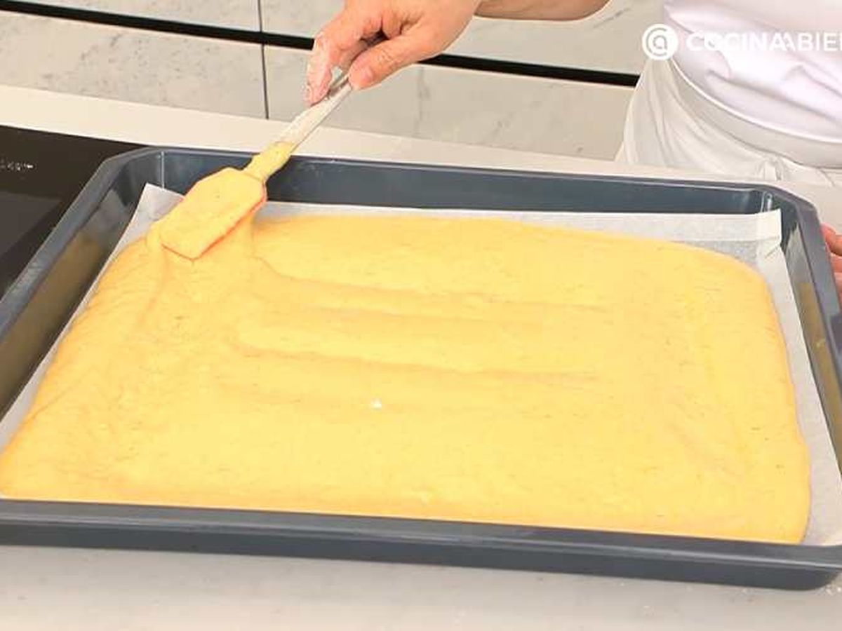 Extienda la masa del bizcocho de calabaza