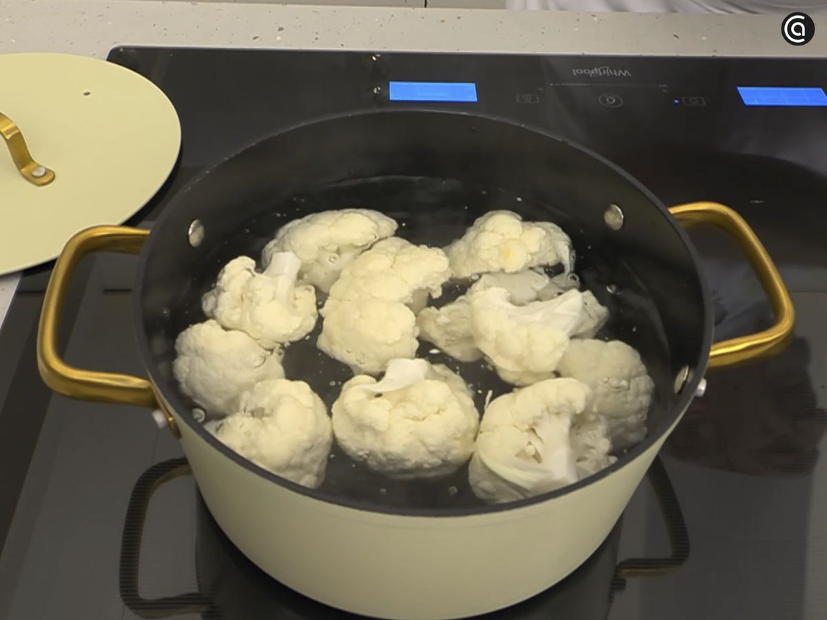 Cocina los ramilletes de coliflor hasta que estén tiernos